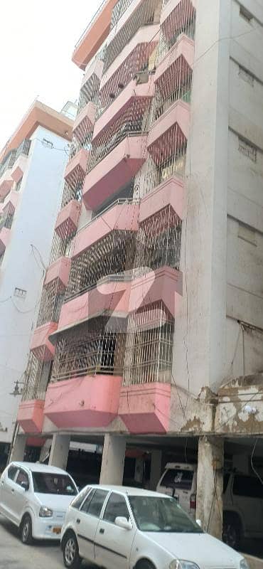 گلستانِ جوہر کراچی میں 4 کمروں کا 11 مرلہ فلیٹ 1.8 کروڑ میں برائے فروخت۔