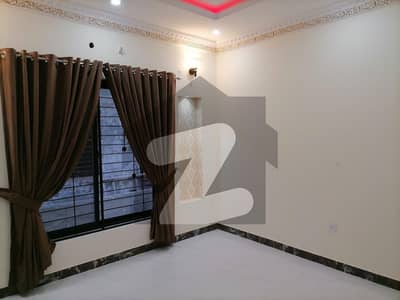 بیکن ہاؤس سوسائٹی - بلاک بی بیکن ہاؤس سوسائٹی لاہور میں 4 کمروں کا 10 مرلہ مکان 2.7 کروڑ میں برائے فروخت۔