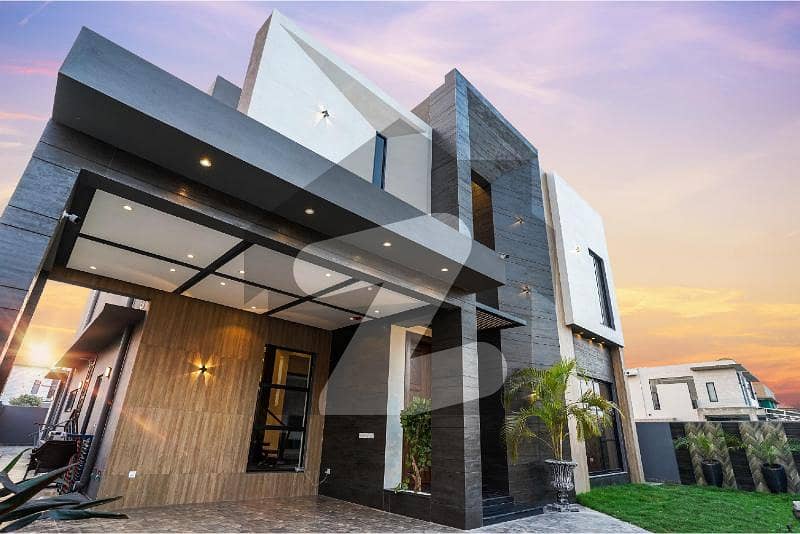 1 KANAL GORGEOUS BUNGALOW HOT LOCATION FOR SALE IN DHA PHASE 6 LAHORE