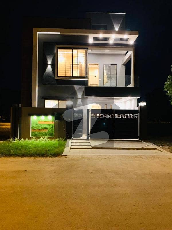 PRIME LOCATION NEAR TO SCHOOL MAIN GATE BRAND NEW HOUSE AVAILABLE FOR REND IN OLC A BLOCK