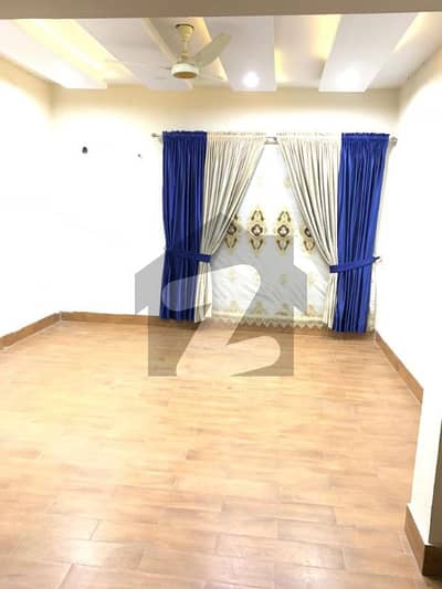خیابانِ گارڈنز فیصل آباد میں 5 کمروں کا 6 مرلہ مکان 65 ہزار میں کرایہ پر دستیاب ہے۔