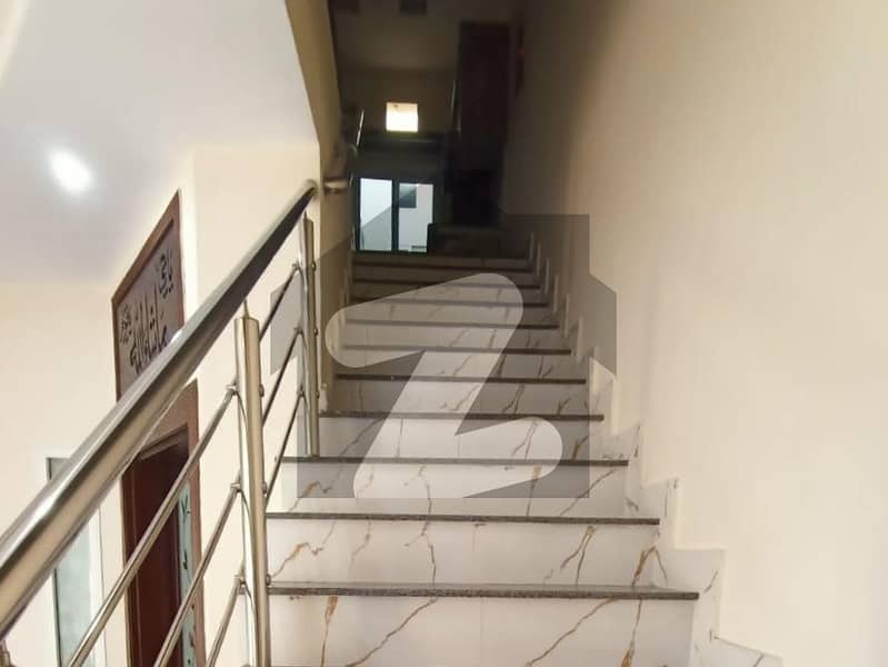 لائل پور ایوینیو جڑانوالہ روڈ فیصل آباد میں 3 کمروں کا 5 مرلہ مکان 1.45 کروڑ میں برائے فروخت۔