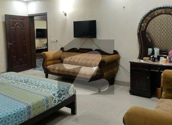 پی جی ای سی ایچ ایس فیز 2 پنجاب گورنمنٹ ایمپلائیز سوسائٹی لاہور میں 5 کمروں کا 1 کنال مکان 5.75 کروڑ میں برائے فروخت۔