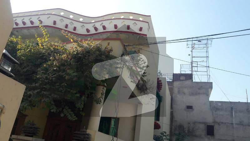 مدثر شہید روڈ سیالکوٹ میں 6 کمروں کا 9 مرلہ مکان 3 کروڑ میں برائے فروخت۔