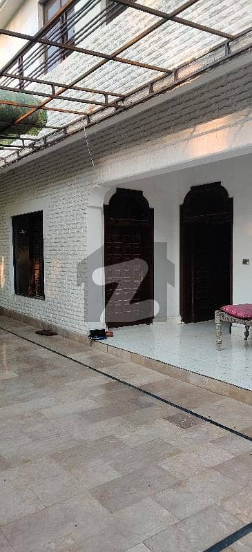 ٹاؤن شپ ۔ سیکٹر اے1 ٹاؤن شپ لاہور میں 10 کمروں کا 1 کنال مکان 4 لاکھ میں کرایہ پر دستیاب ہے۔