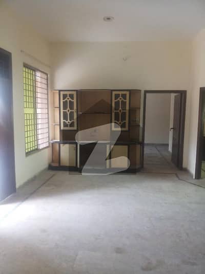 زکریاہ کالونی ایم اے جناح روڈ ملتان میں 3 کمروں کا 6 مرلہ مکان 33 ہزار میں کرایہ پر دستیاب ہے۔