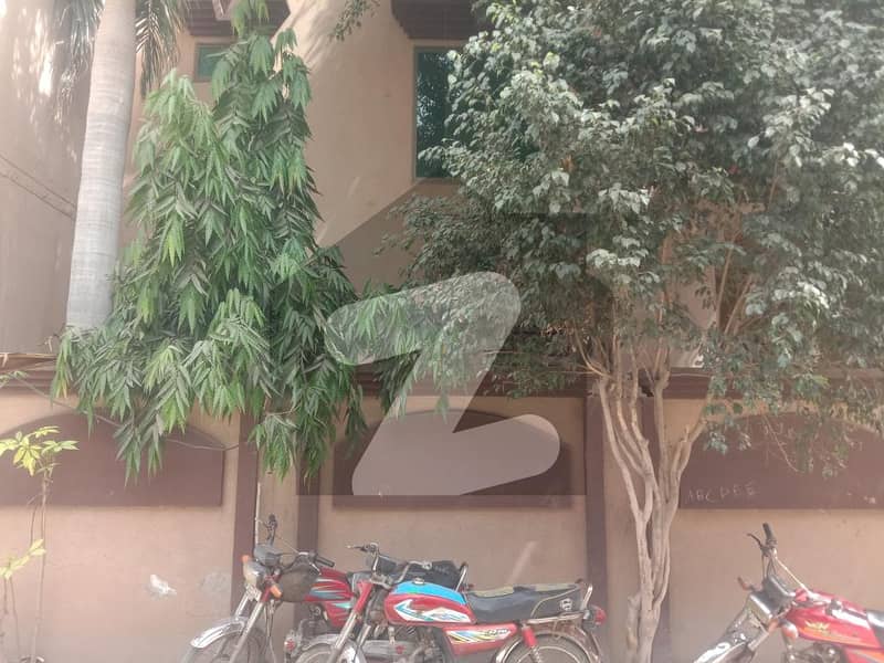سعید کالونی فیصل آباد میں 5 کمروں کا 12 مرلہ مکان 65 ہزار میں کرایہ پر دستیاب ہے۔