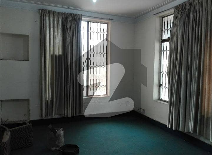 گارڈن ٹاؤن - اورنگزیب بلاک گارڈن ٹاؤن لاہور میں 3 کمروں کا 1 کنال مکان 4.95 کروڑ میں برائے فروخت۔