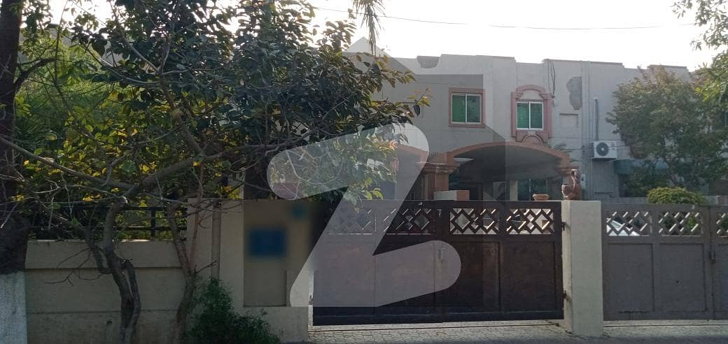 12 Marla House available for sale in Eden Avenue, Lahore