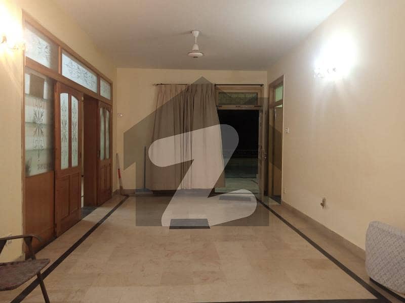 ایف ۔ 7/1 ایف ۔ 7 اسلام آباد میں 3 کمروں کا 18 مرلہ بالائی پورشن 2.2 لاکھ میں کرایہ پر دستیاب ہے۔
