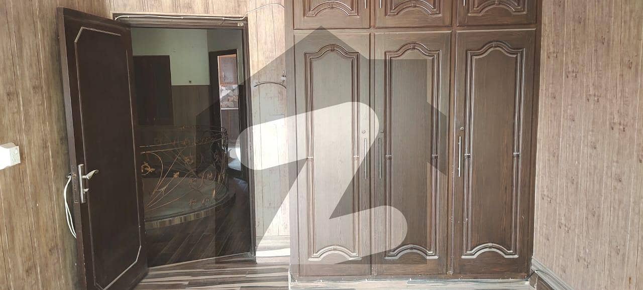 آفیسرز کالونی نمبر ۱ سوساں روڈ فیصل آباد میں 4 کمروں کا 10 مرلہ مکان 2.75 کروڑ میں برائے فروخت۔