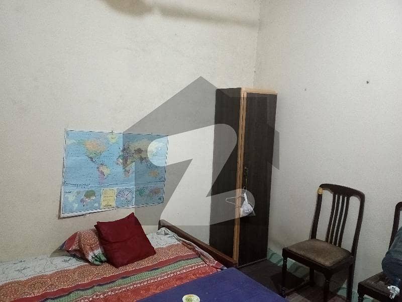 علی ٹاؤن لاہور میں 1 کمرے کا 0.27 مرلہ کمرہ 4 ہزار میں کرایہ پر دستیاب ہے۔