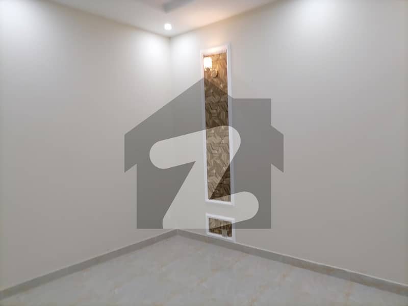 یو ای ٹی ہاؤسنگ سوسائٹی لاہور میں 5 کمروں کا 10 مرلہ مکان 3.3 کروڑ میں برائے فروخت۔