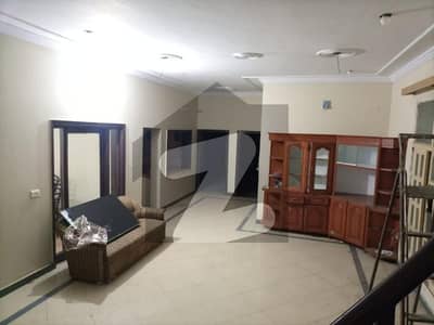 مسلم ٹاؤن فیصل آباد میں 5 کمروں کا 10 مرلہ مکان 75 ہزار میں کرایہ پر دستیاب ہے۔