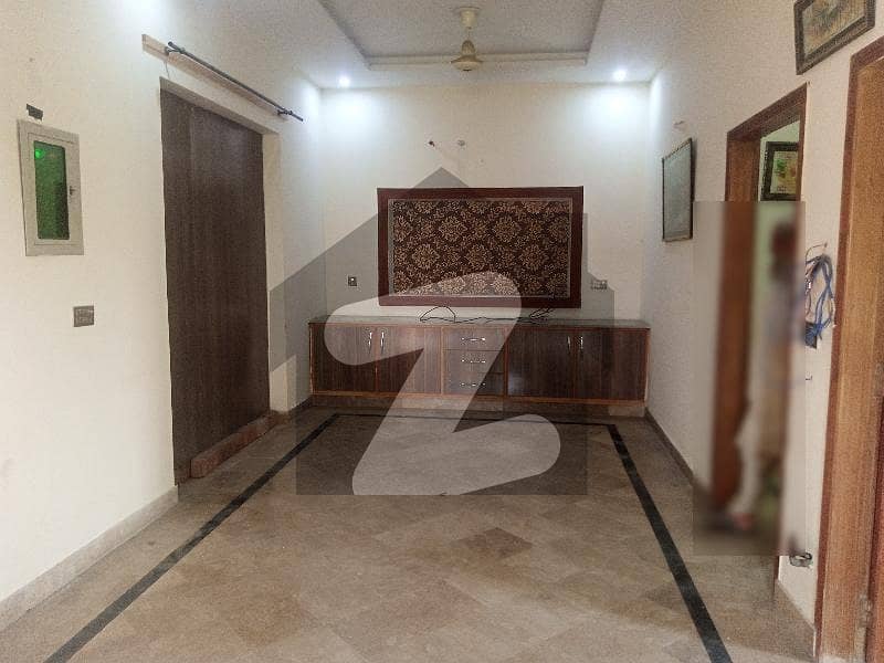 ازمیر ٹاؤن ایکسٹینشن ازمیر ٹاؤن لاہور میں 2 کمروں کا 6 مرلہ بالائی پورشن 32 ہزار میں کرایہ پر دستیاب ہے۔