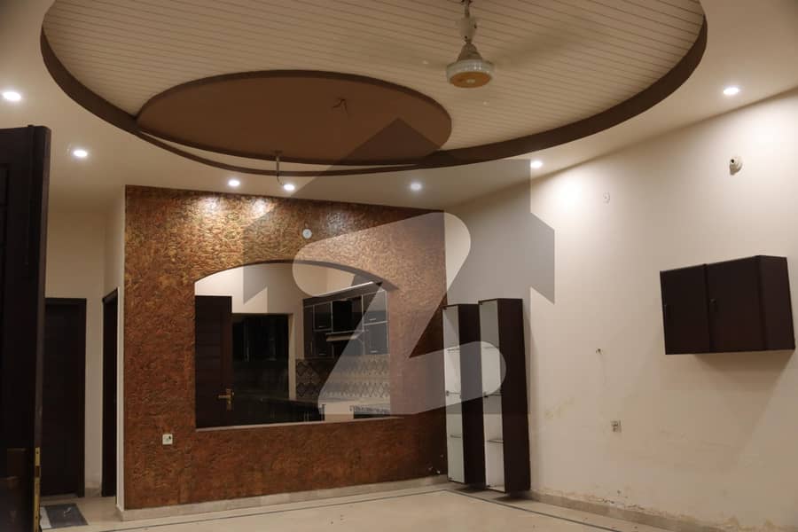 رحمان ولاز فیصل آباد میں 4 کمروں کا 8 مرلہ مکان 50 ہزار میں کرایہ پر دستیاب ہے۔