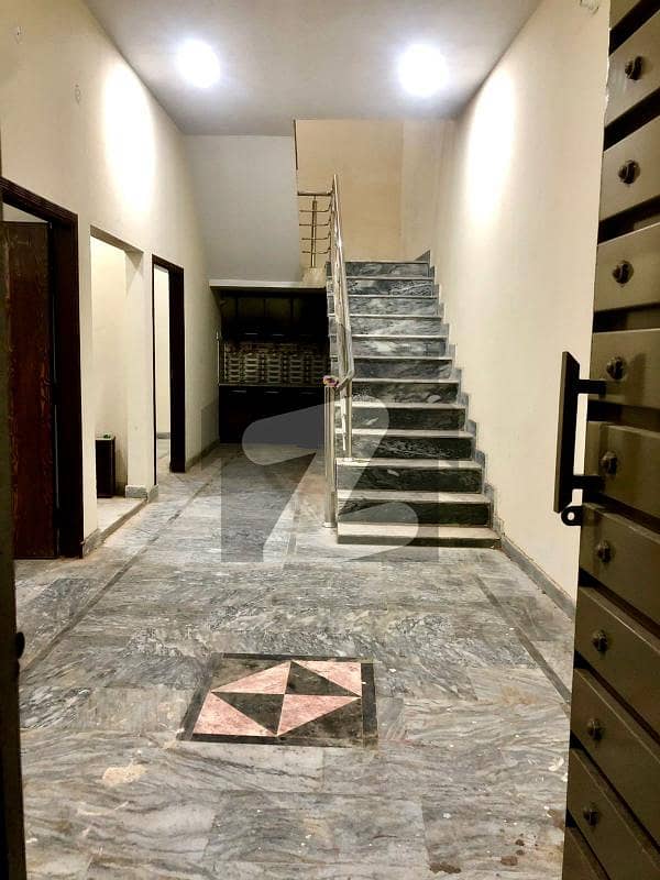 مراد پور سیالکوٹ میں 3 کمروں کا 3 مرلہ مکان 15 ہزار میں کرایہ پر دستیاب ہے۔