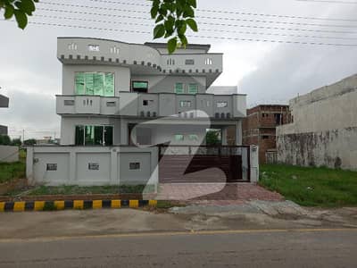 300 Sq Yards Triple Storey House For Sale
