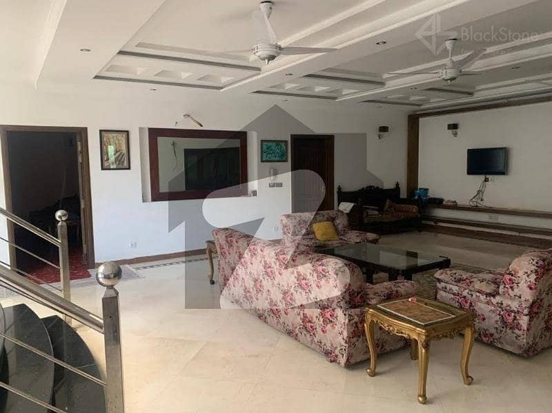 سوئی گیس ایمپلائزکوآپریٹو ہاؤسنگ سوسائٹی لاہور میں 7 کمروں کا 2 کنال مکان 10.5 کروڑ میں برائے فروخت۔
