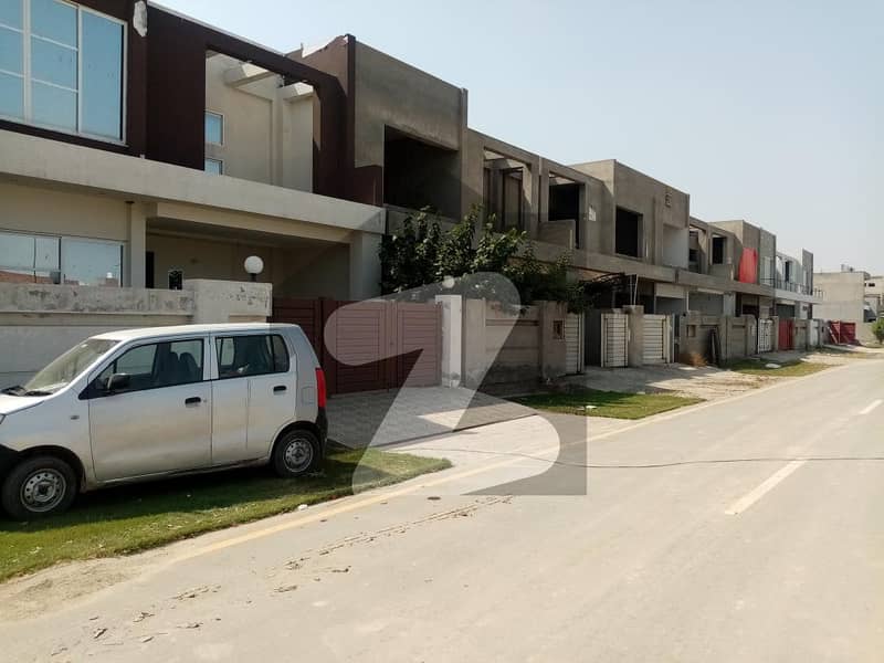 ٹیک ٹاؤن (ٹی این ٹی کالونی) ستیانہ روڈ فیصل آباد میں 4 کمروں کا 6 مرلہ مکان 2 کروڑ میں برائے فروخت۔