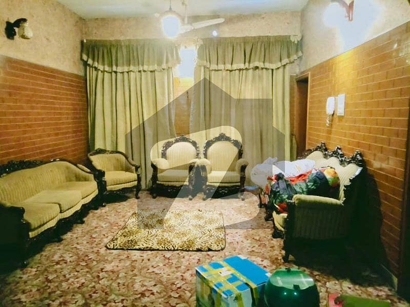 مزنگ لاہور میں 7 کمروں کا 1 کنال عمارت 13 کروڑ میں برائے فروخت۔