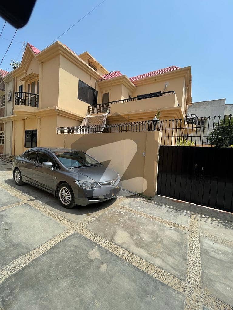 250 Yards Beautiful Town House For Sale PECHS Block 6, PECHS, Jamshed
