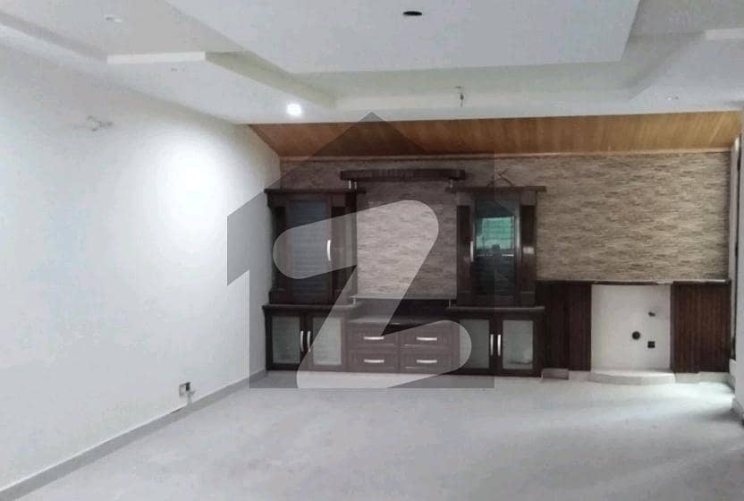 4500 Square Feet House In Stunning Model Town - Block P Is Available For Rent