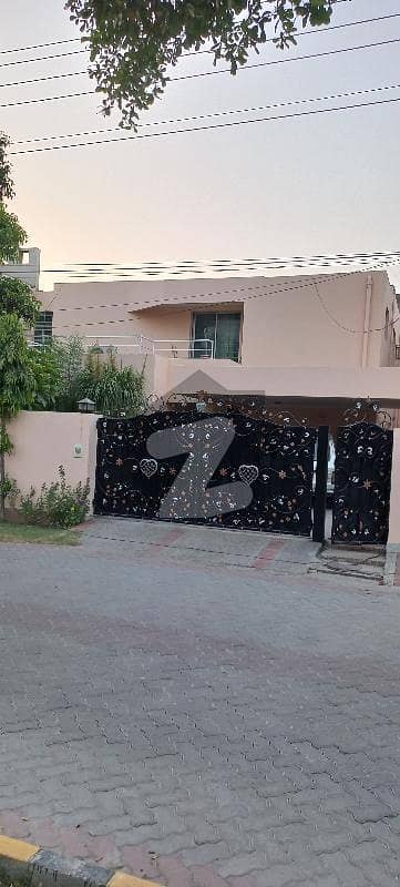 کینال ویو لاہور میں 4 کمروں کا 12 مرلہ مکان 1.2 لاکھ میں کرایہ پر دستیاب ہے۔