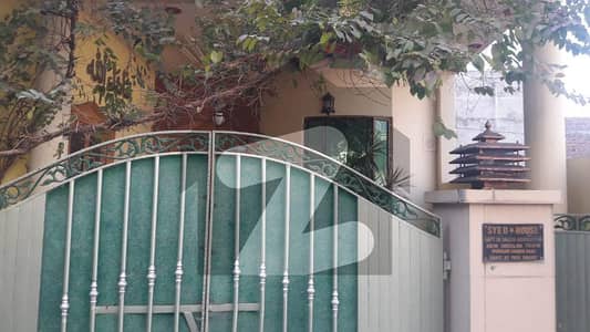 مدثر شہید روڈ سیالکوٹ میں 6 کمروں کا 9 مرلہ مکان 2.5 کروڑ میں برائے فروخت۔