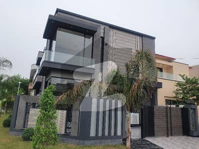 2250 Square Feet House Ideally Situated In Air Avenue - Block P