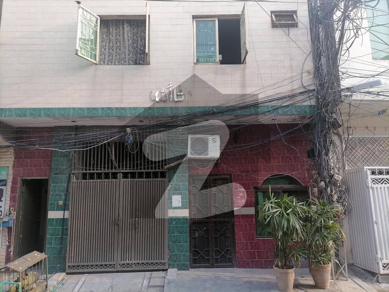 گوشہء احباب لاہور میں 6 کمروں کا 6 مرلہ مکان 1.6 کروڑ میں برائے فروخت۔