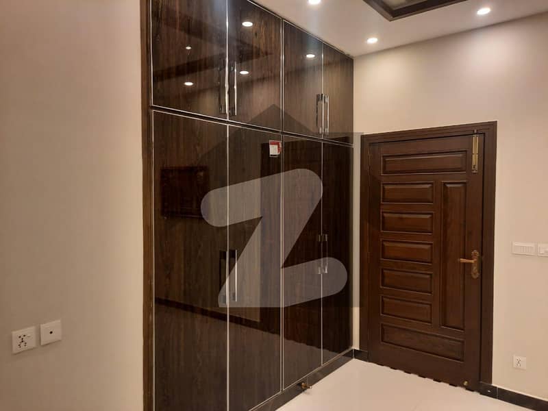 بحریہ ٹاؤن گارڈنیہ بلاک بحریہ ٹاؤن سیکٹر سی بحریہ ٹاؤن لاہور میں 3 کمروں کا 5 مرلہ مکان 2.2 کروڑ میں برائے فروخت۔
