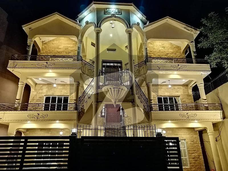 اسلام آباد - مری ایکسپریس وے اسلام آباد میں 10 مرلہ عمارت 6 کروڑ میں برائے فروخت۔