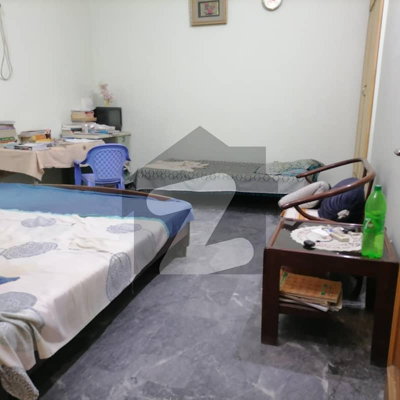 نئی آبادی ساہیوال میں 6 کمروں کا 8 مرلہ مکان 2.5 کروڑ میں برائے فروخت۔