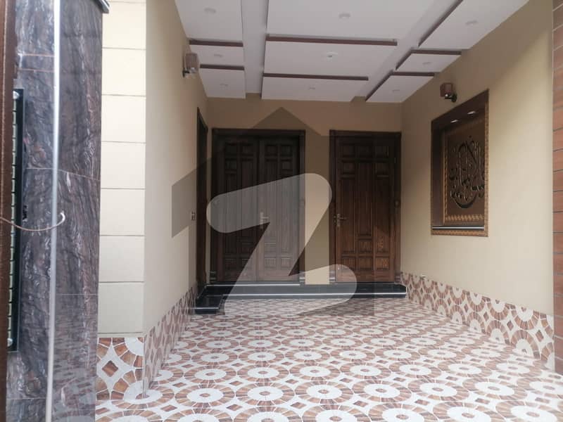 پی جی ای سی ایچ ایس فیز 1 پنجاب گورنمنٹ ایمپلائیز سوسائٹی لاہور میں 5 کمروں کا 1 کنال مکان 4.5 کروڑ میں برائے فروخت۔