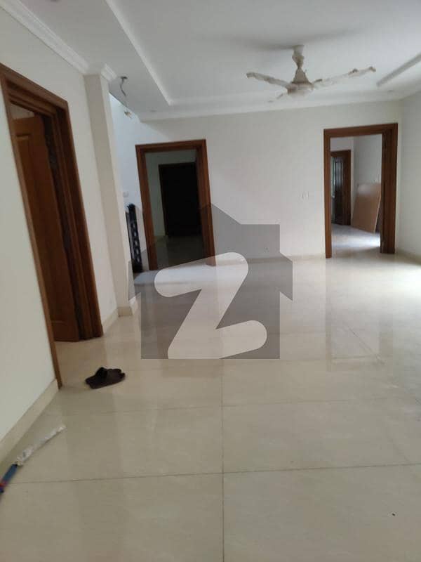 گلبرگ لاہور میں 6 کمروں کا 1 کنال مکان 4.25 لاکھ میں کرایہ پر دستیاب ہے۔