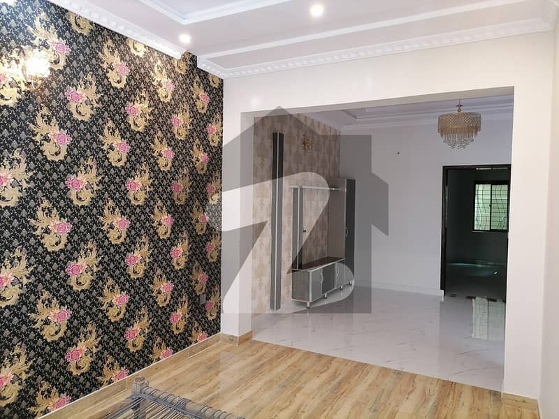 گوشہء احباب لاہور میں 5 کمروں کا 5 مرلہ مکان 1.6 کروڑ میں برائے فروخت۔