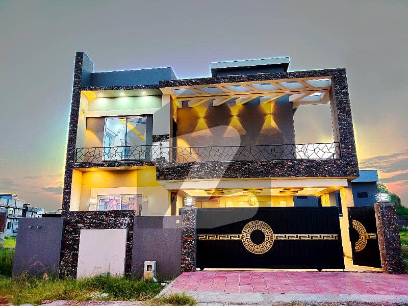 بحریہ ٹاؤن فیز 8 بحریہ ٹاؤن راولپنڈی راولپنڈی میں 5 کمروں کا 12 مرلہ مکان 3.5 کروڑ میں برائے فروخت۔
