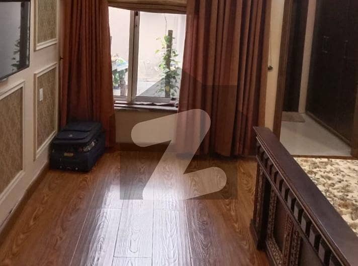 النور گارڈن فیصل آباد میں 5 کمروں کا 10 مرلہ مکان 3.5 کروڑ میں برائے فروخت۔