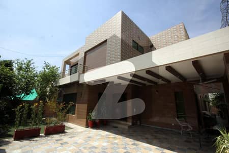 1 KANAL LOWER PORTION WITH BASEMENT FOR RENT IN DHA PHASE 1