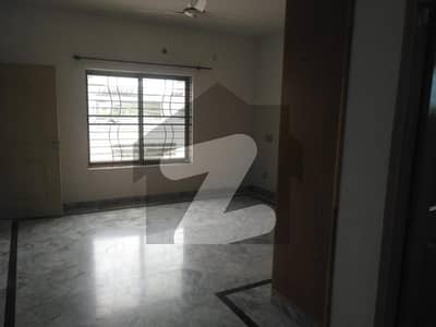 طارق گارڈنز ۔ بلاک ڈی طارق گارڈنز لاہور میں 3 کمروں کا 1 کنال بالائی پورشن 60 ہزار میں کرایہ پر دستیاب ہے۔