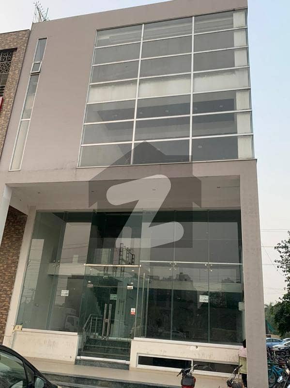 ڈی ایچ اے فیز 4 ڈیفنس (ڈی ایچ اے) لاہور میں 8 مرلہ Studio دفتر 1.5 لاکھ میں کرایہ پر دستیاب ہے۔