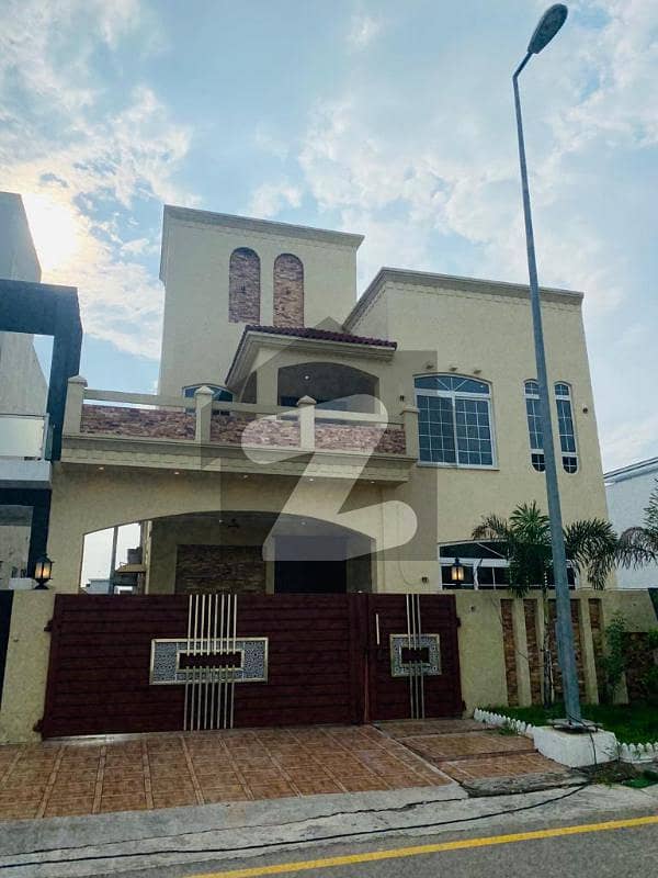 10 Marla Modern Villa Available For Sale in Citi Housing Jhelum.