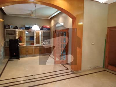 خیابان صادق سرگودھا میں 5 کمروں کا 10 مرلہ مکان 3 کروڑ میں برائے فروخت۔