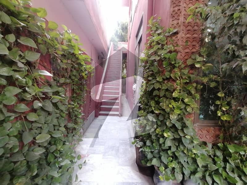 کچہری روڈ سیالکوٹ میں 5 کمروں کا 10 مرلہ مکان 3.5 کروڑ میں برائے فروخت۔