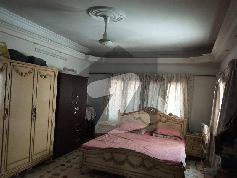 آدم جی نگر گلشنِ اقبال ٹاؤن کراچی میں 5 کمروں کا 8 مرلہ مکان 4 کروڑ میں برائے فروخت۔