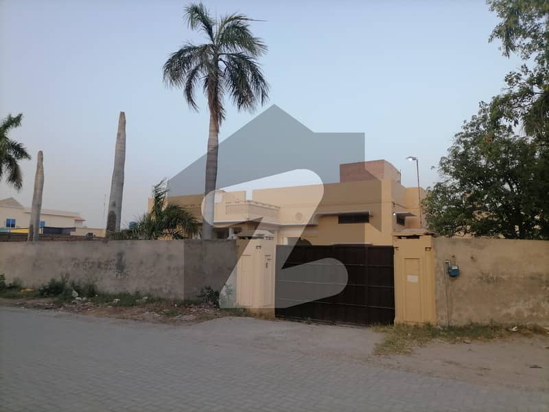 Building Of 4 Kanal Available In Satellite Town