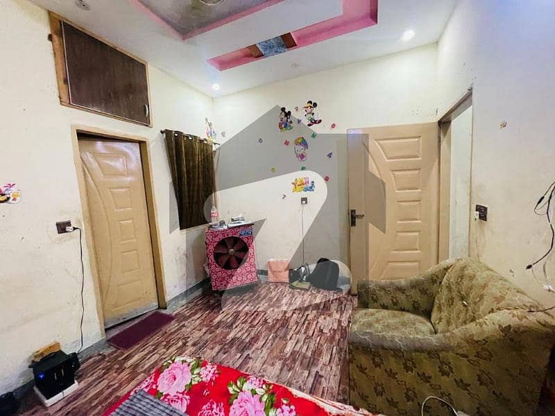 اچھرہ لاہور میں 1 کمرے کا 2 مرلہ کمرہ 4 ہزار میں کرایہ پر دستیاب ہے۔