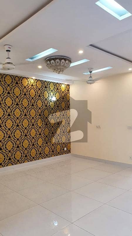 بینکرس ایوینیو ۔ بلاک اے بینکرس ایوینیو کوآپریٹو ہاؤسنگ سوسائٹی لاہور میں 4 کمروں کا 10 مرلہ مکان 2.85 کروڑ میں برائے فروخت۔