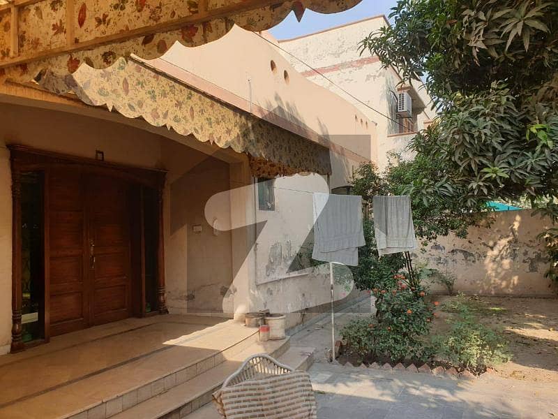22 Marla Double Storey Used Bungalow In Sector G Model Town Lahore